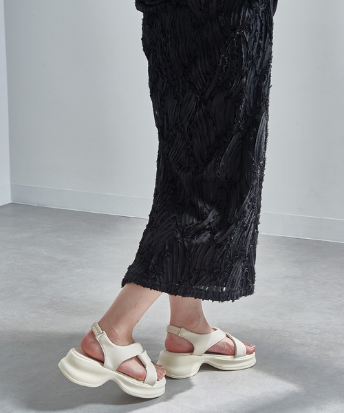 MAGASIN DE MODE Chou Chou(マガジンデモードシュシュ)の「【MAGASIN DE MODE Chou Chou】ボリュームソールクロスストラップサンダル KNF-TP(サンダル・レディース・アイボリー/ブラック・39/38/37/36)」の11枚目の写真