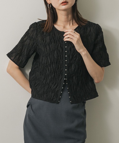 SENSE OF PLACE by URBAN RESEARCH(センスオブプレイスバイアーバンリサーチ)の「フロントホックシャーリングブラウス(シャツ/ブラウス・レディース・アイボリー/ライトブルー/ブラック・ONE)」の2枚目の写真