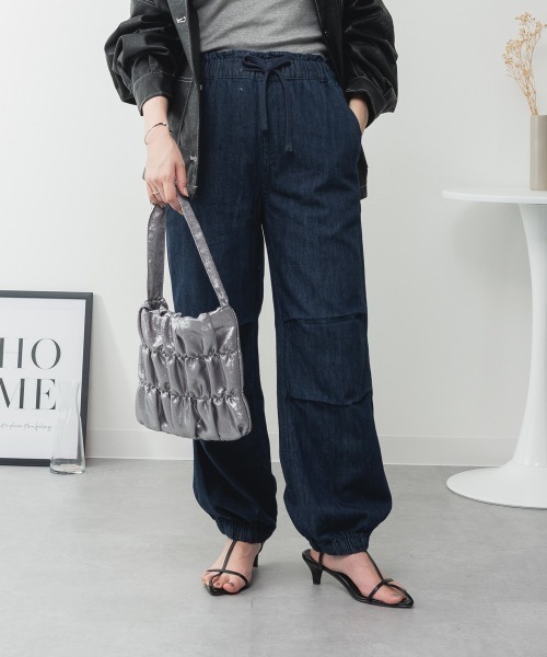 RCD(アールシーディー)の「リラックスワイドパラシュートパンツ(デニムパンツ・レディース・ワンウォッシュ/ライトブルー/ネイビー・L/LL/3L/4L/M)」の2枚目の写真