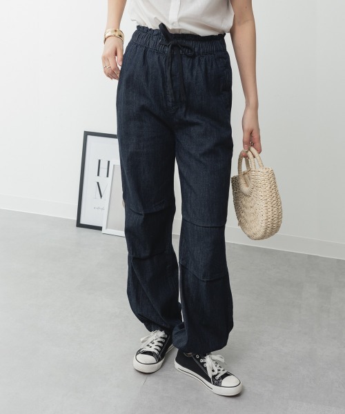RCD(アールシーディー)の「リラックスワイドパラシュートパンツ(デニムパンツ・レディース・ワンウォッシュ/ライトブルー/ネイビー・L/LL/3L/4L/M)」の4枚目の写真