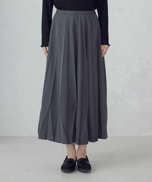 COMME CA ISM(コムサイズム)の「トランスフォーム プリーツスカート(スカート・レディース・チャコール/ブラック・LARGE/MEDIUM)」の3枚目の写真
