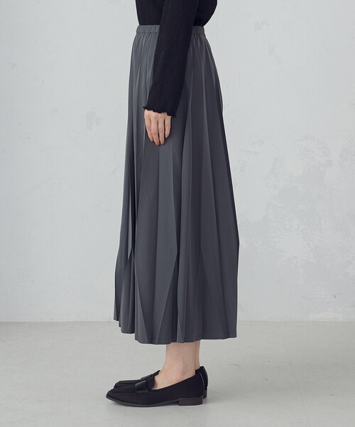 COMME CA ISM(コムサイズム)の「トランスフォーム プリーツスカート(スカート・レディース・チャコール/ブラック・LARGE/MEDIUM)」の4枚目の写真
