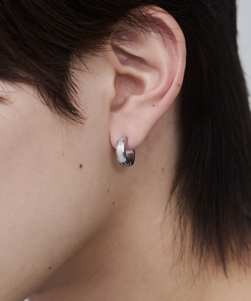 WYZ surgical stainless(ダブリューワイジィーサージカルステンレス)の「【 金属アレルギー対応 】梨地フープイヤリング サージカルステンレス(両耳用)(イヤリング・メンズ・シルバー/ブラック・FREE)」の1枚目の写真