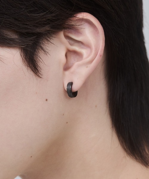 WYZ surgical stainless(ダブリューワイジィーサージカルステンレス)の「【 金属アレルギー対応 】梨地フープイヤリング サージカルステンレス(両耳用)(イヤリング・メンズ・シルバー/ブラック・FREE)」の2枚目の写真