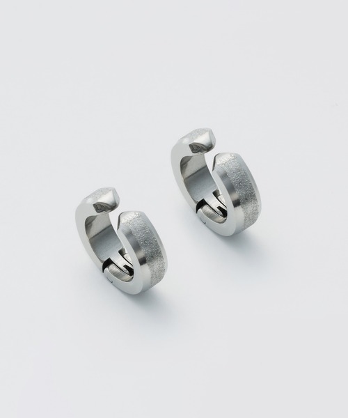 WYZ surgical stainless(ダブリューワイジィーサージカルステンレス)の「【 金属アレルギー対応 】梨地フープイヤリング サージカルステンレス(両耳用)(イヤリング・メンズ・シルバー/ブラック・FREE)」の6枚目の写真