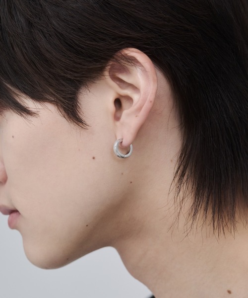 WYZ surgical stainless(ダブリューワイジィーサージカルステンレス)の「【 金属アレルギー対応 】梨地フープイヤリング サージカルステンレス(両耳用)(イヤリング・メンズ・シルバー/ブラック・FREE)」の9枚目の写真