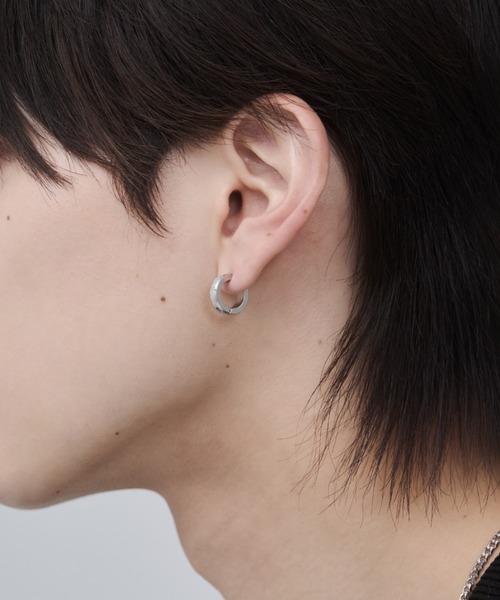 WYZ surgical stainless(ダブリューワイジィーサージカルステンレス)の「【 金属アレルギー対応 】梨地フープイヤリング サージカルステンレス(両耳用)(イヤリング・メンズ・シルバー/ブラック・FREE)」の11枚目の写真