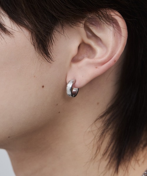 WYZ surgical stainless(ダブリューワイジィーサージカルステンレス)の「【 金属アレルギー対応 】梨地フープイヤリング サージカルステンレス(両耳用)(イヤリング・メンズ・シルバー/ブラック・FREE)」の7枚目の写真