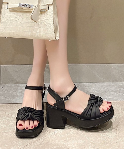 Lace Ladies(レースレディース)の「フロント ツイスト ギャザー アンクルストラップ ヒール サンダル(サンダル・レディース・ブラック/アイボリー・22.5cm/23cm/23.5cm/24cm/24.5cm/25cm)」の2枚目の写真
