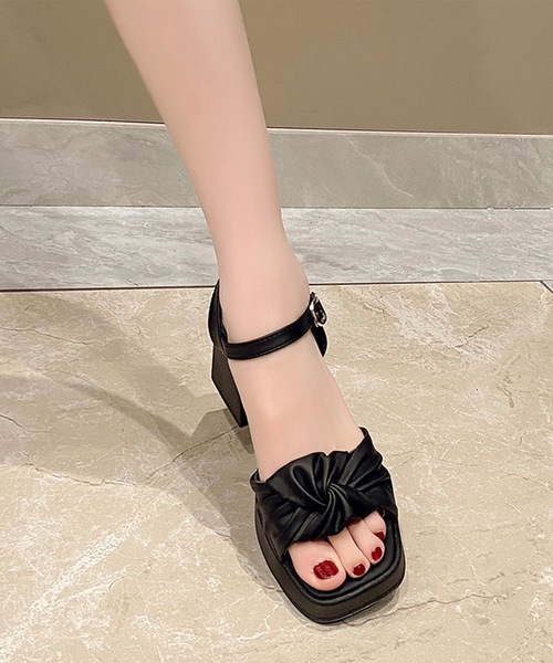 Lace Ladies(レースレディース)の「フロント ツイスト ギャザー アンクルストラップ ヒール サンダル(サンダル・レディース・ブラック/アイボリー・22.5cm/23cm/23.5cm/24cm/24.5cm/25cm)」の3枚目の写真