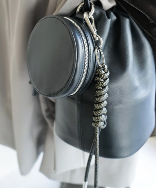 ITTI（イッチ）の「ITTI/イッチ/CRISTY SNAKE KNOT CHARM / CRACK /ITTI-GOODS-063-CR（その他小物・メンズ・アイボリー/ブラック・F）」の4枚目の写真