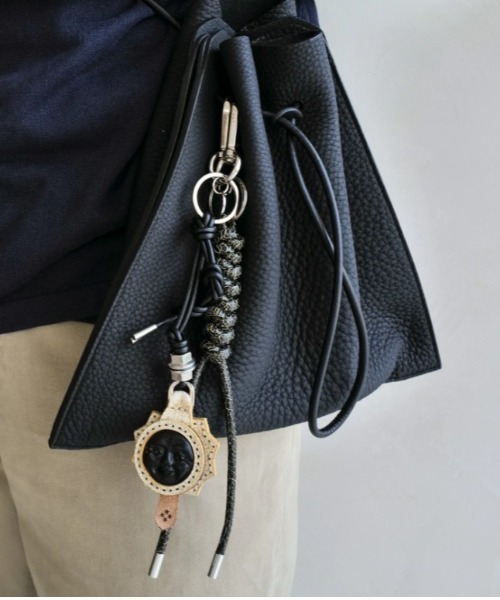 ITTI（イッチ）の「ITTI/イッチ/CRISTY SNAKE KNOT CHARM / CRACK /ITTI-GOODS-063-CR（その他小物・メンズ・アイボリー/ブラック・F）」の5枚目の写真