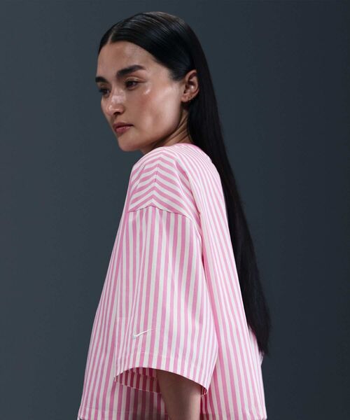 NIKE(ナイキ)の「《セットアップ対応商品》ナイキ スポーツウェア チル ポプリン ウィメンズ ストライプ ボクシー トップ / Nike Sportswear Chill Poplin Women's Striped Boxy Top IH8485-675 Playful Pink(Tシャツ/カットソー・レディース・ピンク系その他2・XL/L/XS/S/M)」の2枚目の写真
