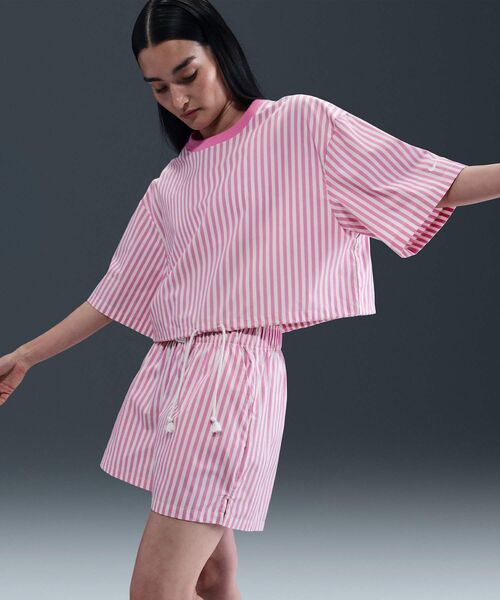 NIKE(ナイキ)の「《セットアップ対応商品》ナイキ スポーツウェア チル ポプリン ウィメンズ ストライプ ボクシー トップ / Nike Sportswear Chill Poplin Women's Striped Boxy Top IH8485-675 Playful Pink(Tシャツ/カットソー・レディース・ピンク系その他2・XL/L/XS/S/M)」の3枚目の写真