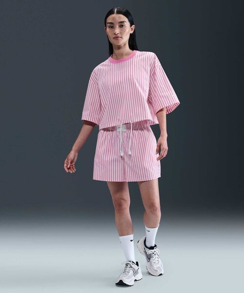 NIKE(ナイキ)の「《セットアップ対応商品》ナイキ スポーツウェア チル ポプリン ウィメンズ ストライプ ボクシー トップ / Nike Sportswear Chill Poplin Women's Striped Boxy Top IH8485-675 Playful Pink(Tシャツ/カットソー・レディース・ピンク系その他2・XL/L/XS/S/M)」の4枚目の写真
