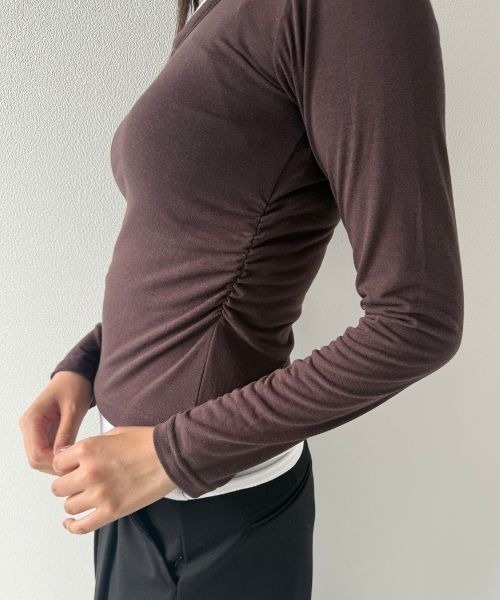 Geeong(ジーオン)の「【ZOZO限定】シャーリング バイカラー レイヤード カットソー(Tシャツ/カットソー・レディース・ブラック/ブルー/グレー/ブラウン・FREE)」の20枚目の写真