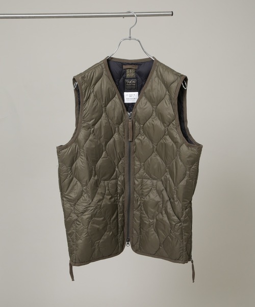 NANO universe(ナノユニバース)の「TAION/MILITARY V NECK W-ZIP DOWN VT(ダウンベスト・メンズ・ブラック/ダークオリーブ・M/L)」の2枚目の写真