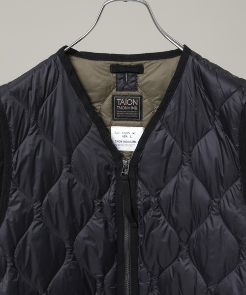 NANO universe(ナノユニバース)の「TAION/MILITARY V NECK W-ZIP DOWN VT(ダウンベスト・メンズ・ブラック/ダークオリーブ・M/L)」の3枚目の写真
