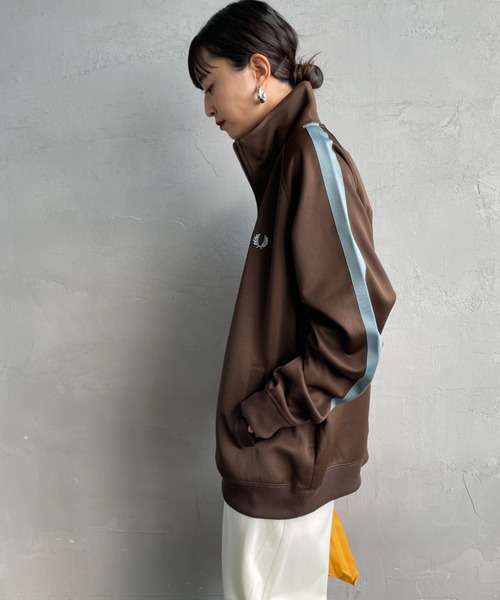 FRED PERRY（フレッドペリー）の「[FRED PERRY/フレッドペリー] 別注 配色ライン トラックジャケット（ジャージ・レディース・ブラウン/ブルー/アイボリー・S/M/L/XL）」の22枚目の写真