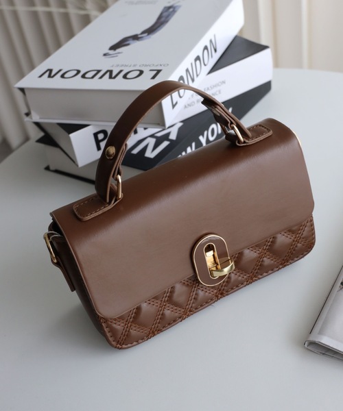 YENNA（イェンナ）の「キルティングOバックルミニBAG（ショルダーバッグ・レディース・ブラック/ブラウン・FREE）」の4枚目の写真