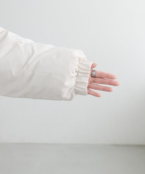 DISCOAT（ディスコート）の「【WEB限定】袖ボリュームショートダウンジャケット（ダウンジャケット/コート・レディース・アイボリー/ブラック・FREE）」の17枚目の写真