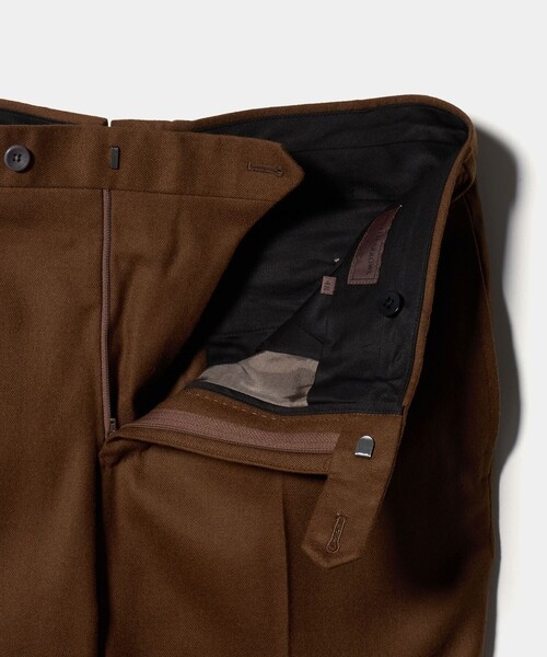 UNITED ARROWS（ユナイテッドアローズ）の「ライトサキソニー テーパード １プリーツ スラックス ヨコストレッチ（スラックス・メンズ・ナチュラル/ブラウン系・48/50/44/46/54）」の12枚目の写真