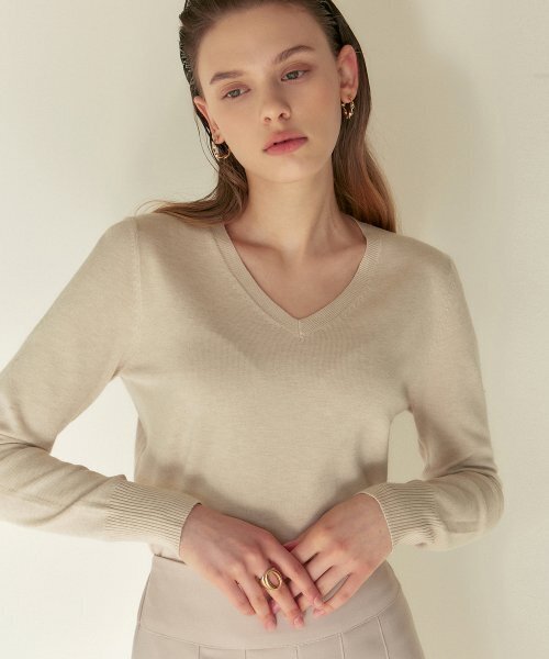 NICK&NICOLE（ニックアンドニコール）の「[ESSENTIAL] SOFT V NECK KNIT_LIGHT BEIGE（ニット/セーター・レディース・その他・FREE）」の2枚目の写真