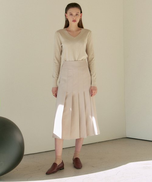 NICK&NICOLE（ニックアンドニコール）の「[ESSENTIAL] SOFT V NECK KNIT_LIGHT BEIGE（ニット/セーター・レディース・その他・FREE）」の3枚目の写真
