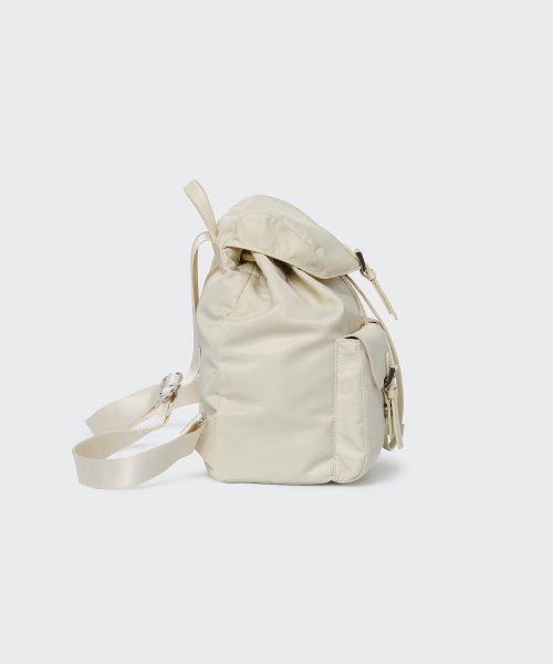 MUSINSA STANDARD WOMAN（ムシンサスタンダードウーマン）の「ウィメンズナイロンフラップミニバックパック[ライトベージュ]（バックパック/リュック・レディース・その他・FREE）」の4枚目の写真