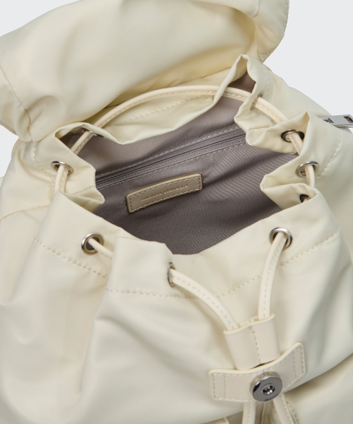 MUSINSA STANDARD WOMAN（ムシンサスタンダードウーマン）の「ウィメンズナイロンフラップミニバックパック[ライトベージュ]（バックパック/リュック・レディース・その他・FREE）」の7枚目の写真