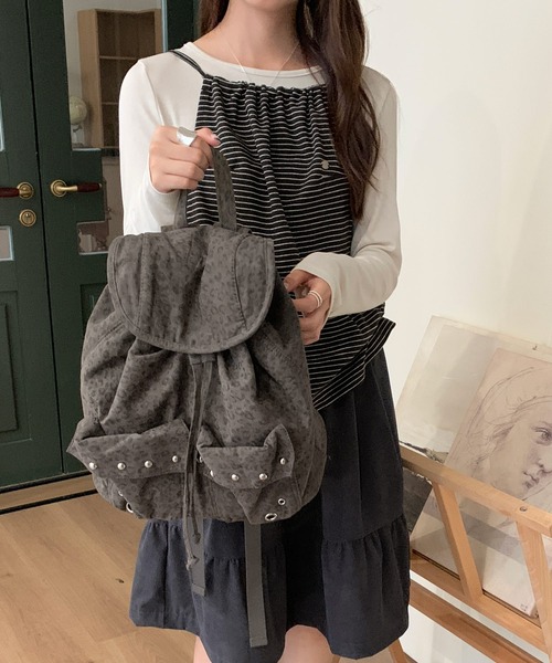 MEMECLE（メメクル）の「【MEMECLE/メメクル】レオパードスタッズリュック（バックパック/リュック・レディース・ベージュ/ブラック/カーキ・FREE）」の2枚目の写真