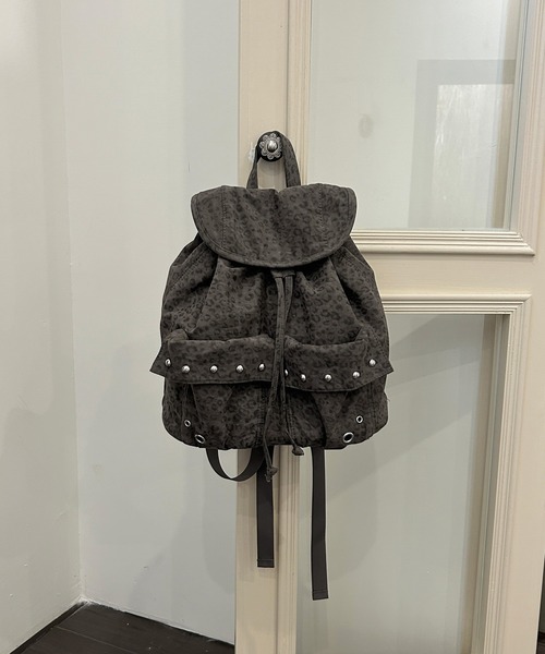 MEMECLE（メメクル）の「【MEMECLE/メメクル】レオパードスタッズリュック（バックパック/リュック・レディース・ベージュ/ブラック/カーキ・FREE）」の4枚目の写真