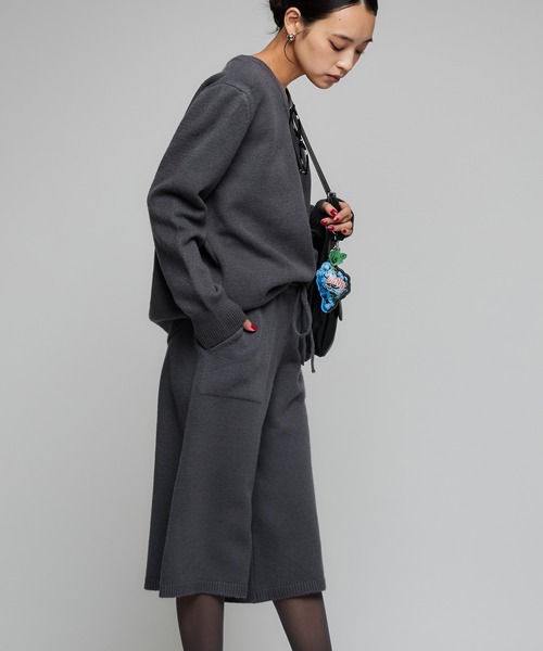 Narcissus（ナルシス）の「ニットセットアップ/ハーフパンツ/Vネックニットトップス（ニット/セーター・レディース・ブラック/グレー・FREE）」の2枚目の写真