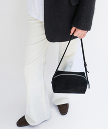 LEVAR（レバー）の「Classic Suede Box Shoulder Bag - Black（ショルダーバッグ）」