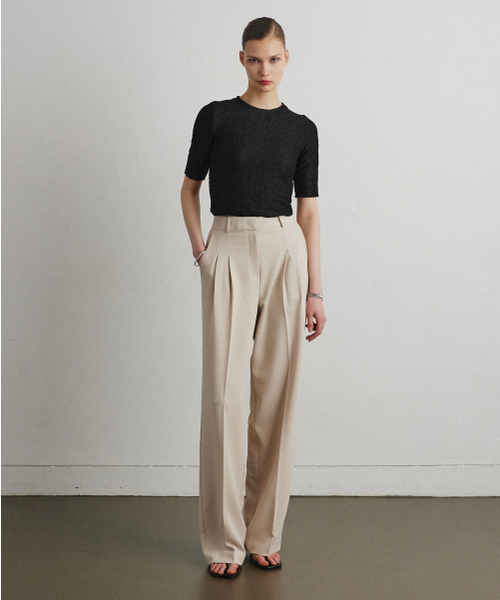 AHRE(アフレ)の「PLEAT BALANCE SLACKS_BEIGE(スラックス・レディース・その他・SMALL/MEDIUM/LARGE)」の1枚目の写真