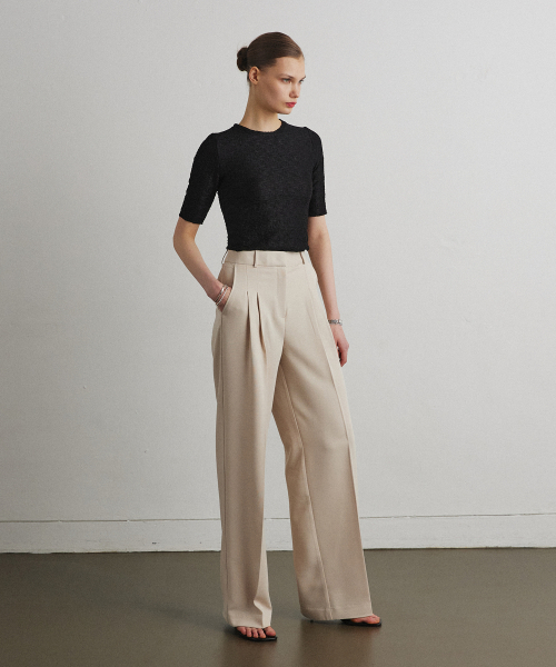 AHRE(アフレ)の「PLEAT BALANCE SLACKS_BEIGE(スラックス・レディース・その他・SMALL/MEDIUM/LARGE)」の2枚目の写真