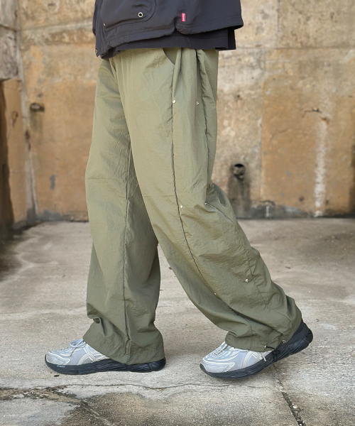 PEACEOFMIND(ピースオブマインド)の「ナイロンサイドスナップボタンパンツ(カーキ)(スウェットパンツ・メンズ・その他・MEDIUM/LARGE)」の1枚目の写真