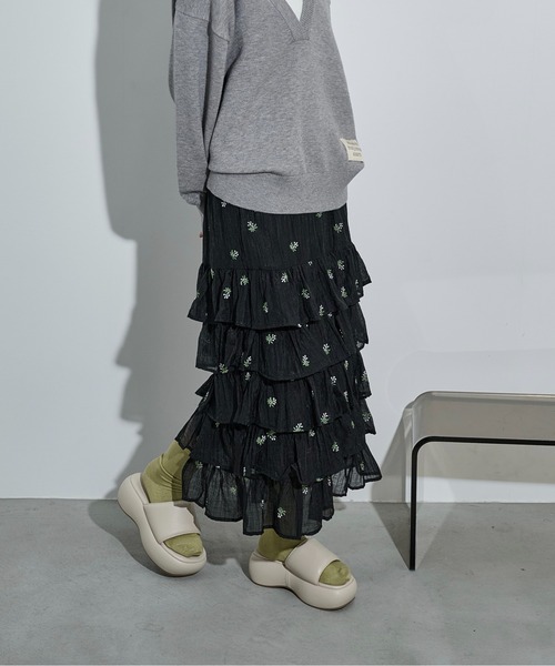 THE YOn（ザヨン）の「フラワー刺繍ティアードヘムシアースカート（スカート・レディース・ブラック/アイボリー・FREE）」の2枚目の写真