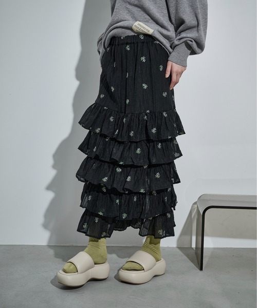 THE YOn（ザヨン）の「フラワー刺繍ティアードヘムシアースカート（スカート・レディース・ブラック/アイボリー・FREE）」の20枚目の写真