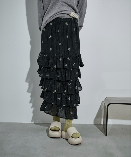 THE YOn（ザヨン）の「フラワー刺繍ティアードヘムシアースカート（スカート・レディース・ブラック/アイボリー・FREE）」の19枚目の写真
