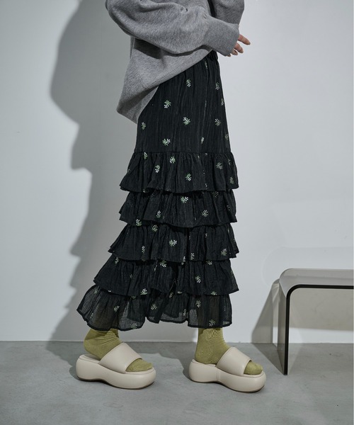 THE YOn（ザヨン）の「フラワー刺繍ティアードヘムシアースカート（スカート・レディース・ブラック/アイボリー・FREE）」の21枚目の写真