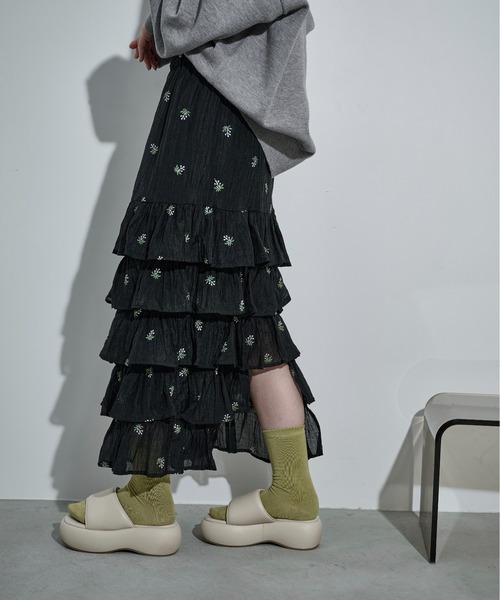 THE YOn（ザヨン）の「フラワー刺繍ティアードヘムシアースカート（スカート・レディース・ブラック/アイボリー・FREE）」の22枚目の写真