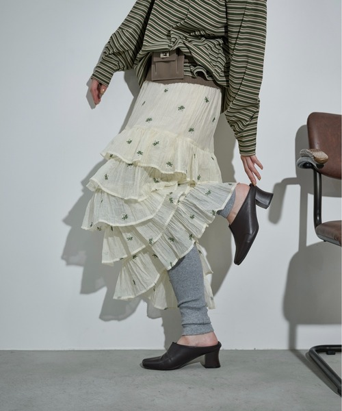 THE YOn（ザヨン）の「フラワー刺繍ティアードヘムシアースカート（スカート・レディース・ブラック/アイボリー・FREE）」の5枚目の写真