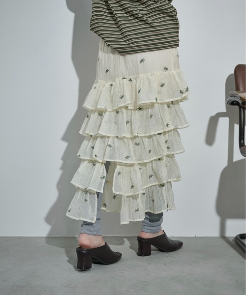 THE YOn（ザヨン）の「フラワー刺繍ティアードヘムシアースカート（スカート・レディース・ブラック/アイボリー・FREE）」の6枚目の写真