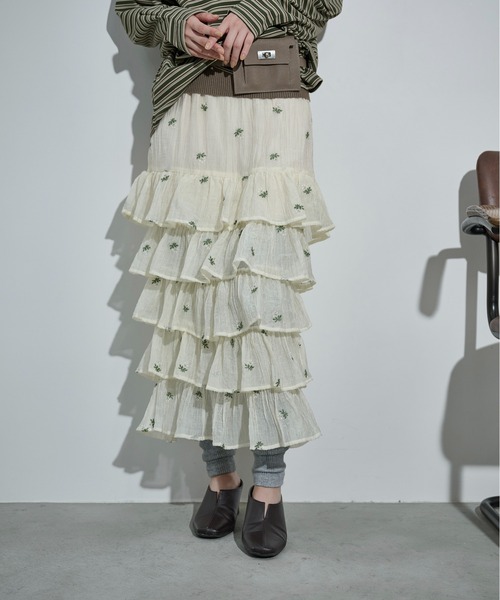 THE YOn（ザヨン）の「フラワー刺繍ティアードヘムシアースカート（スカート・レディース・ブラック/アイボリー・FREE）」の3枚目の写真