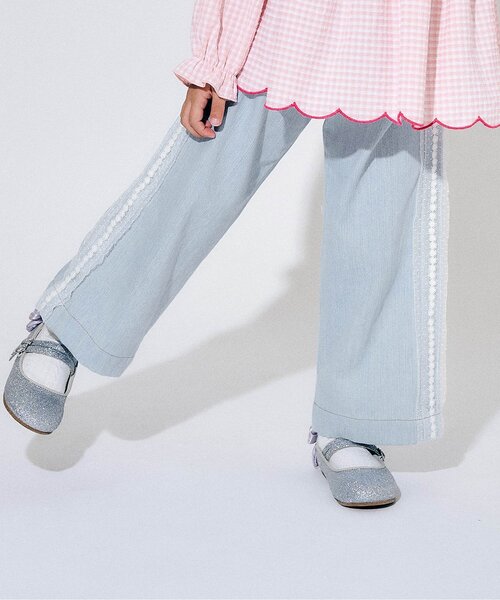 Seraph(セラフ)の「チュールレースラインデニムストレートパンツ(デニムパンツ・キッズ・サックスブルー/ブルー・80/90/100/110/120/130/140)」の1枚目の写真