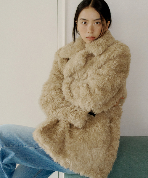 LUCIR ZU(ルシールズ)の「fluffy fur Half Jacket (beige)(その他アウター・レディース・その他・FREE)」の3枚目の写真