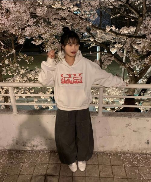 CRIGUN（クリガン）の「CITY LOGO CUT OFF HOODIE WHITE（パーカー・レディース・ホワイト・WS/MEDIUM/LARGE/X-LARGE）」の5枚目の写真