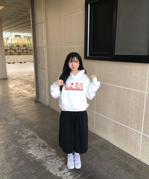 CRIGUN（クリガン）の「CITY LOGO CUT OFF HOODIE WHITE（パーカー・レディース・ホワイト・WS/MEDIUM/LARGE/X-LARGE）」の7枚目の写真