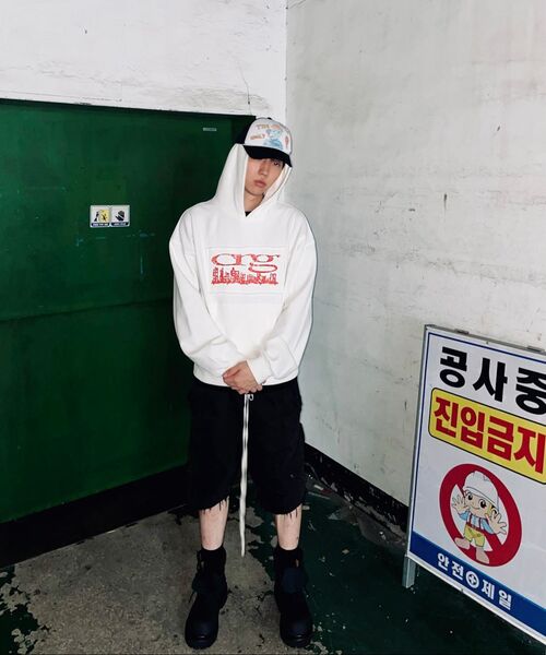 CRIGUN（クリガン）の「CITY LOGO CUT OFF HOODIE WHITE（パーカー・レディース・ホワイト・WS/MEDIUM/LARGE/X-LARGE）」の9枚目の写真